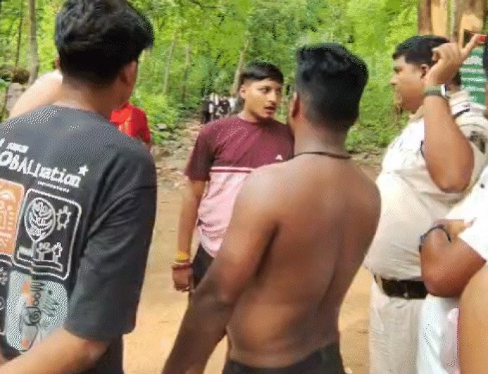 गरियाबंद के चिंगरापगार वाटरफॉल में बवाल: एंट्री को लेकर टूरिस्ट और ग्रामीणों में मारपीट, वाहनों में तोड़फोड़