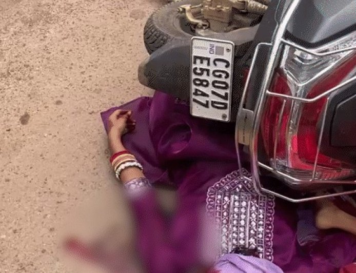 दुर्ग में दर्दनाक सड़क हादसा: खड़े ट्रैक्टर से टकराई स्कूटी, 2 महिलाओं समेत 4 की मौत; 1 साल का मासूम घायल
