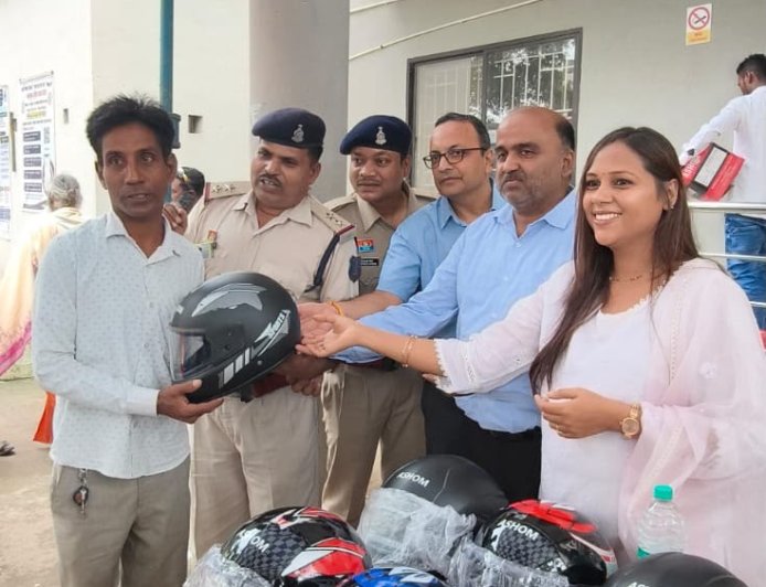 महासमुंद पुलिस की अनोखी पहल: सड़क सुरक्षा अभियान के तहत 100 लोगों को मुफ्त हेलमेट वितरित