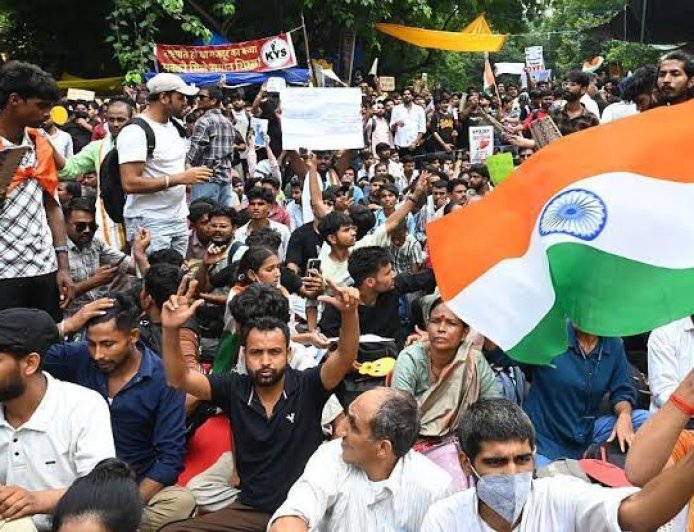 धर्मेंद्र प्रधान ने दिया इस्तीफा, हफ्तों चले छात्र आंदोलनों के बाद शिक्षा मंत्री ने छोड़ा पद