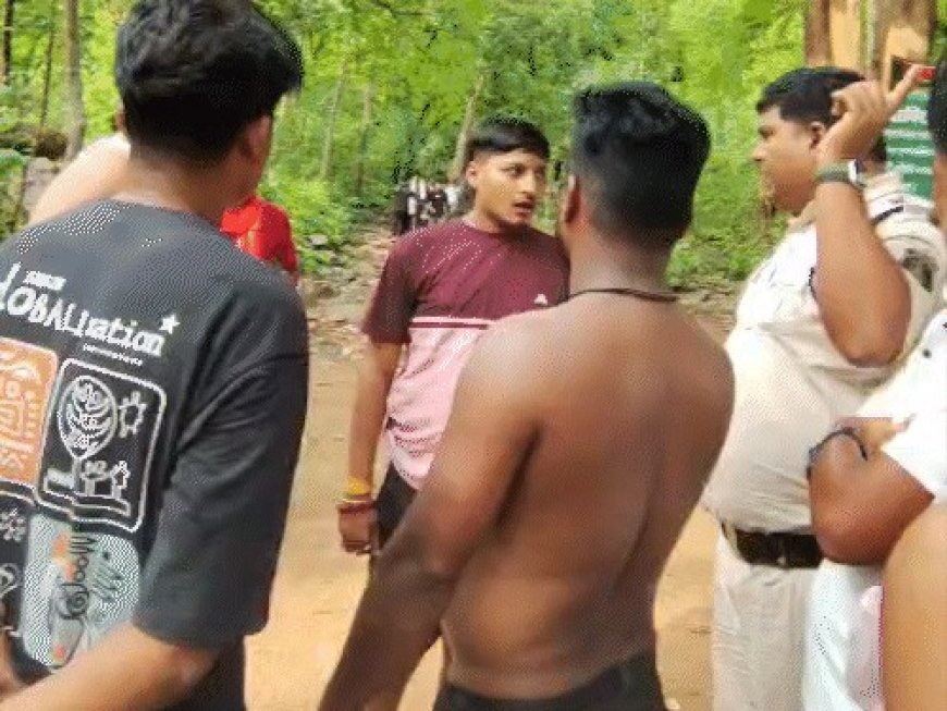 गरियाबंद के चिंगरापगार वाटरफॉल में बवाल: एंट्री को लेकर टूरिस्ट और ग्रामीणों में मारपीट, वाहनों में तोड़फोड़
