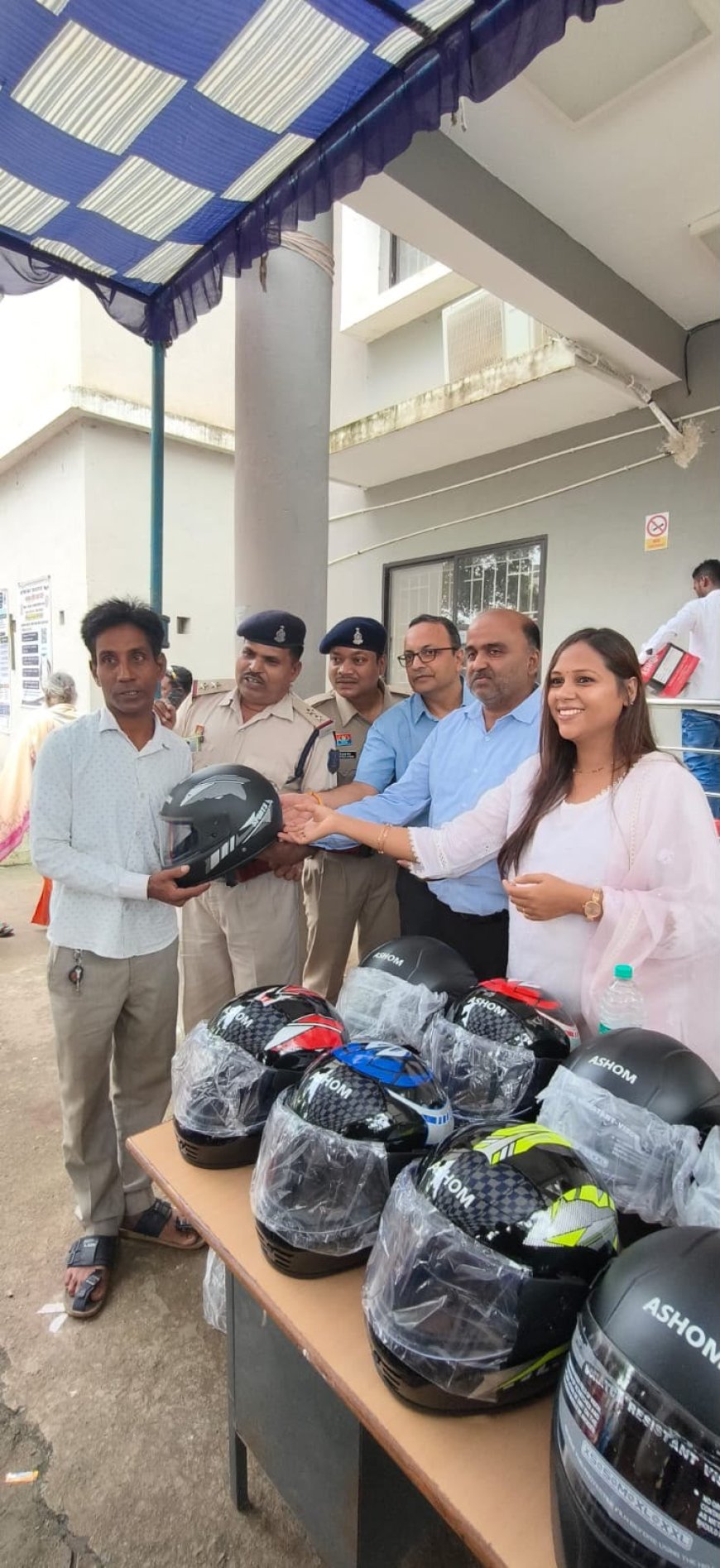 महासमुंद पुलिस की अनोखी पहल: सड़क सुरक्षा अभियान के तहत 100 लोगों को मुफ्त हेलमेट वितरित