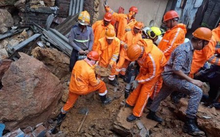 मुंबई के कुर्ला में भारी बारिश के बाद भूस्खलन, 2 की मौत; कई लोगों के मलबे में फंसे होने की आशंका