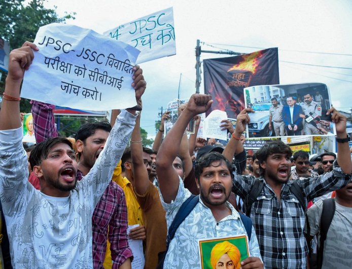 भर्ती परीक्षा में कथित गड़बड़ियों को लेकर झारखंड में प्रदर्शन तेज, छात्रों का आंदोलन हुआ उग्र