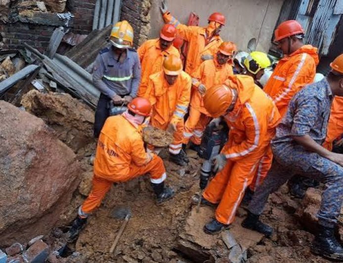 मुंबई के कुर्ला में भारी बारिश के बाद भूस्खलन, 2 की मौत; कई लोगों के मलबे में फंसे होने की आशंका