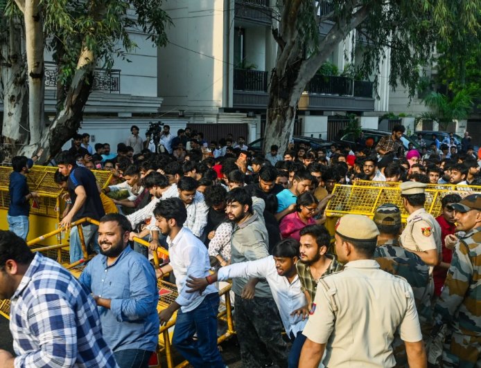 Jharkhand Protest: हेमंत सोरेन-राहुल गांधी के पुतले फूंके, सरकार ने चौथे दौर की बातचीत बुलाई
