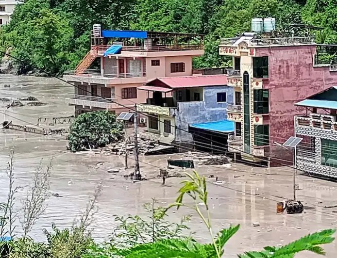 नेपाल में भीषण बाढ़ का खौफनाक वीडियो, गांव की ओर बढ़ता दिखा सैलाब