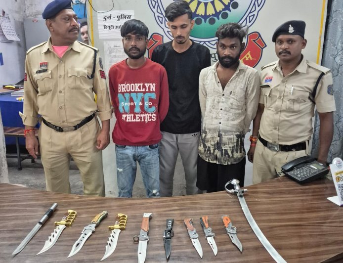 दुर्ग पुलिस की कार्रवाई: 5 आरोपी पकड़े, 10 धारदार हथियार जब्त